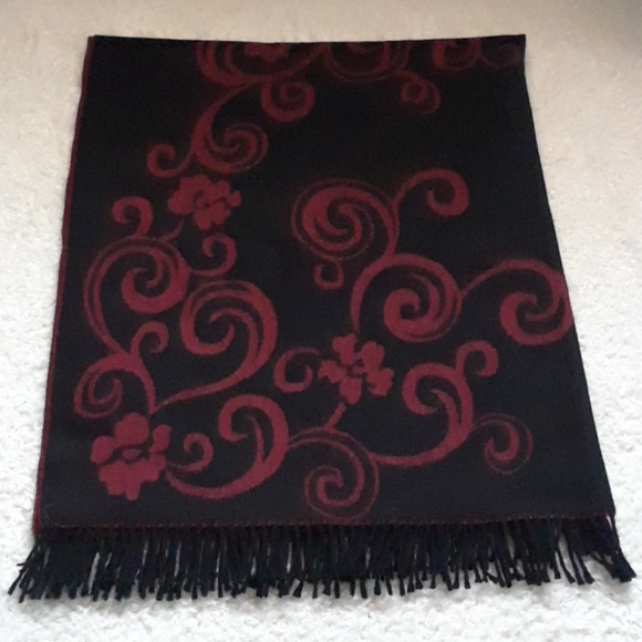 Reversible Printed Poncho w/fringes - Picture 16 of 16